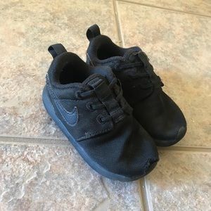 Black toddler Nike Rosche